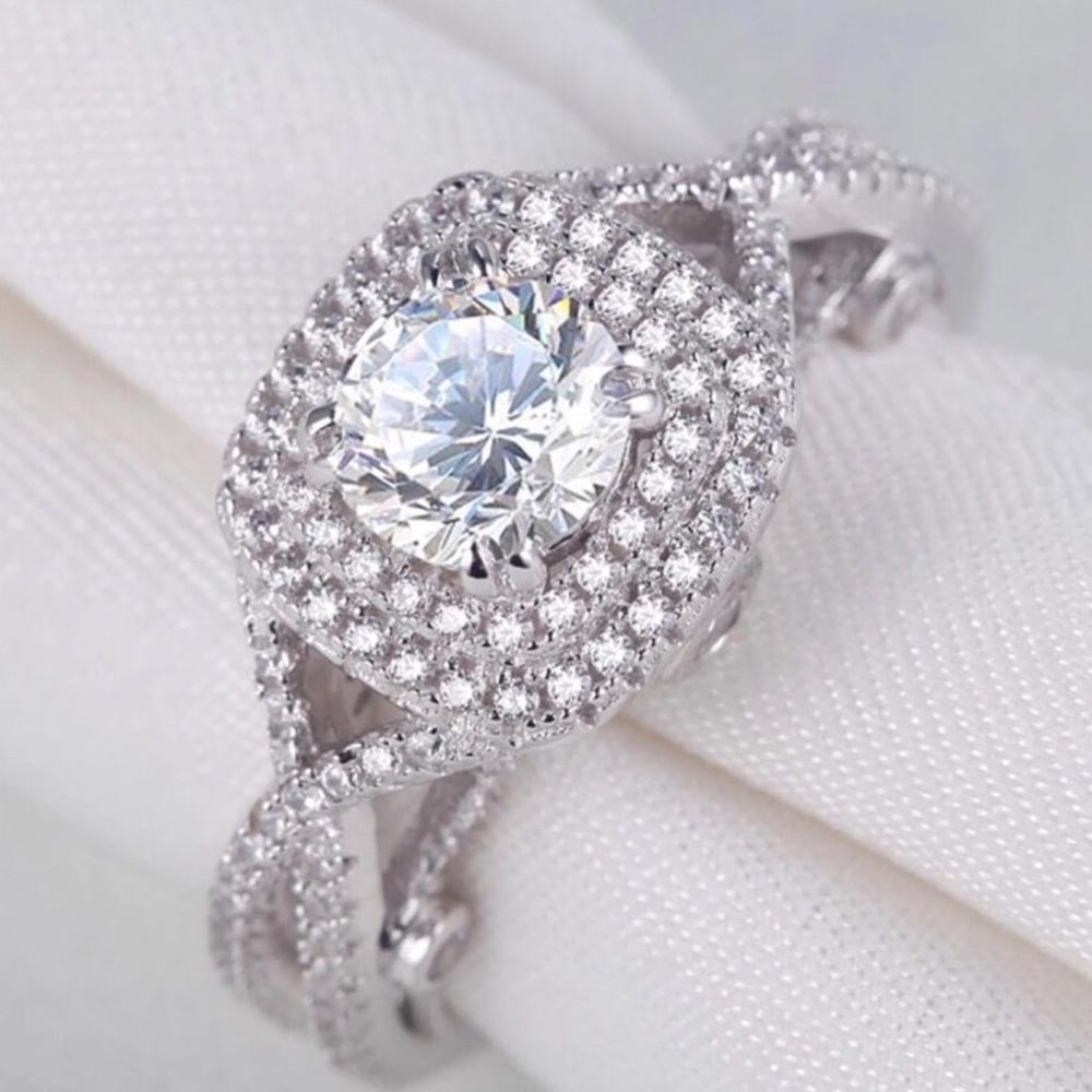 Brand new 18k gold  engagement ring - Picture 3 of 4